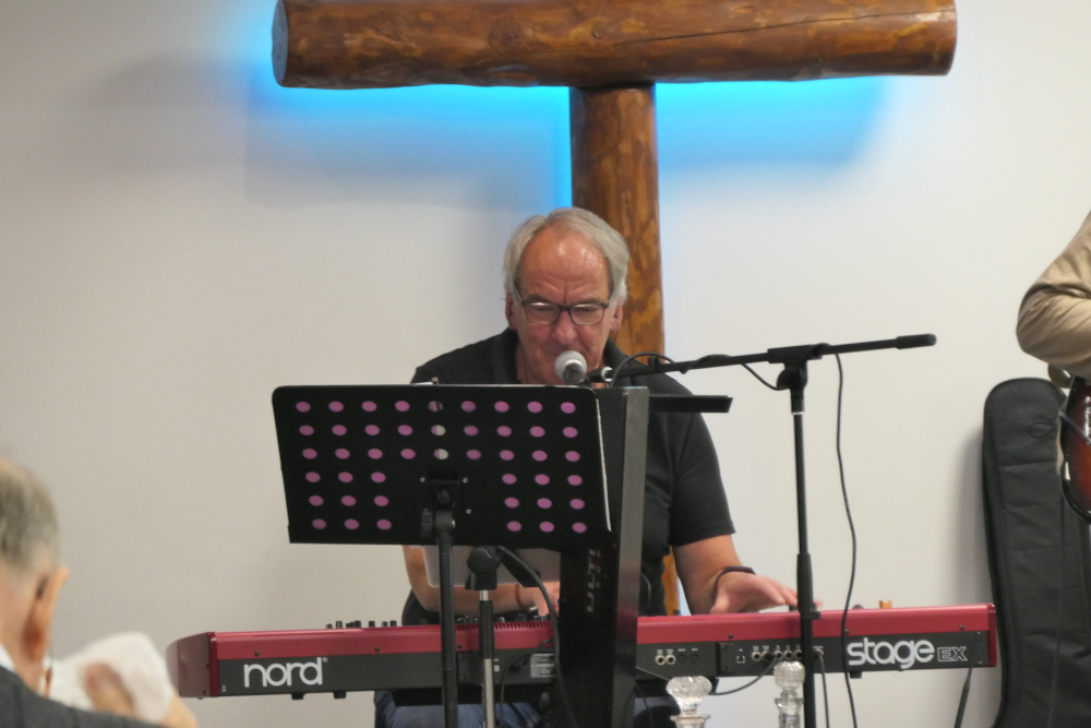 P1022535w SundayMeeting